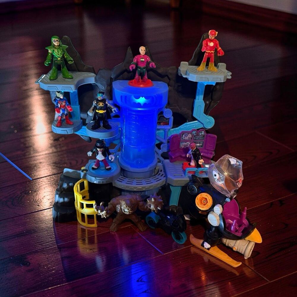 Imaginext DC The Batcave Bat Cycle, Penguin & Copter, Flash, Green Arrow, 2 Face